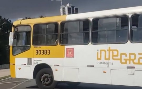 Ônibus interdita Avenida ACM após mulher ser baleada no Vale das Pedrinhas