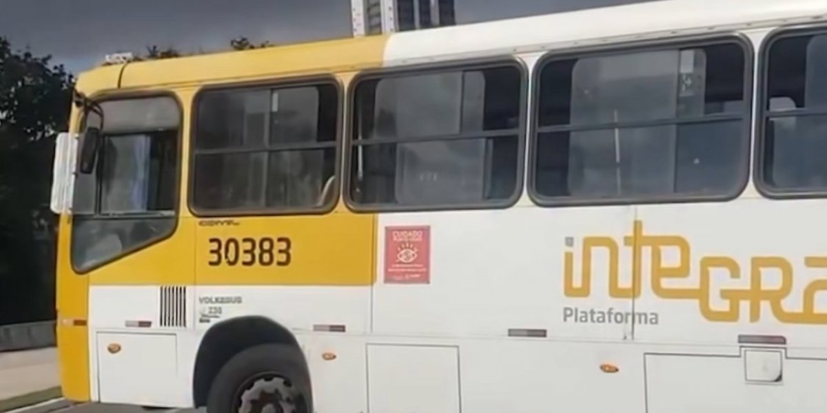 Ônibus interditou a Avenida ACM