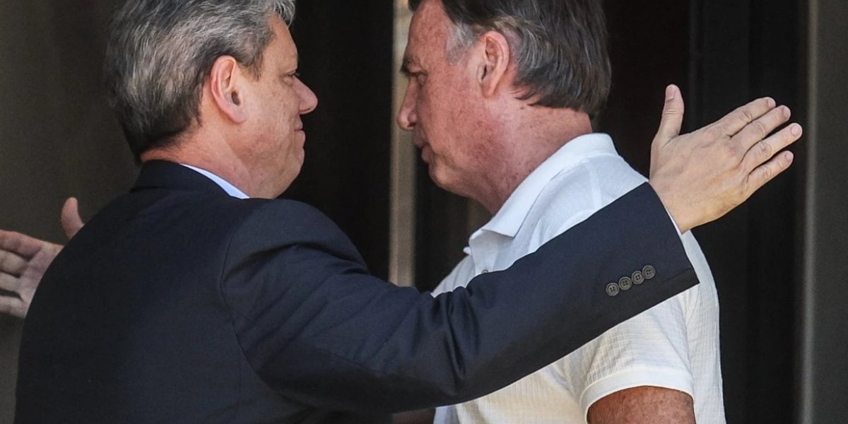 Tarcísio de Freitas, governador de São Paulo, ao lado do ex-presidente Jair Bolsonaro