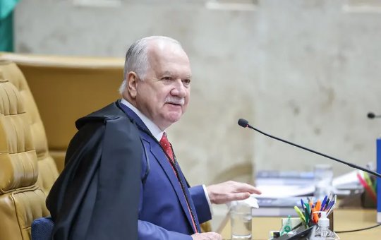 Fachin toma posse como presidente do STF e defende democracia e diálogo entre os poderes