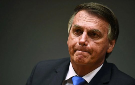 Bolsonaro recebe atendimento de urgência em casa e não precisará ficar internado