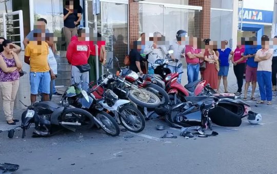 Homem passa mal ao volante, atropela duas pessoas e capota veículo na Bahia