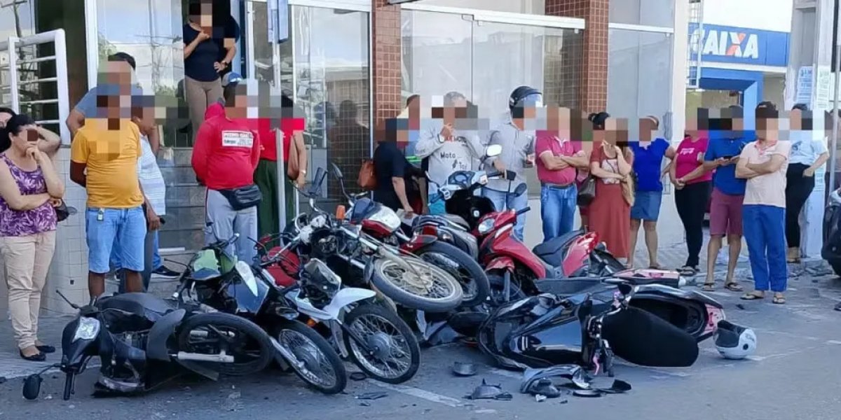 Homem passa mal ao volante, atropela duas pessoas e capota veículo na Bahia