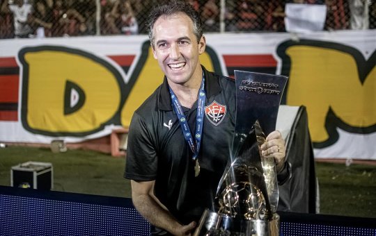 Léo Condé comenta sua volta ao Barradão pela primeira vez: "Momento especial de estar voltando"