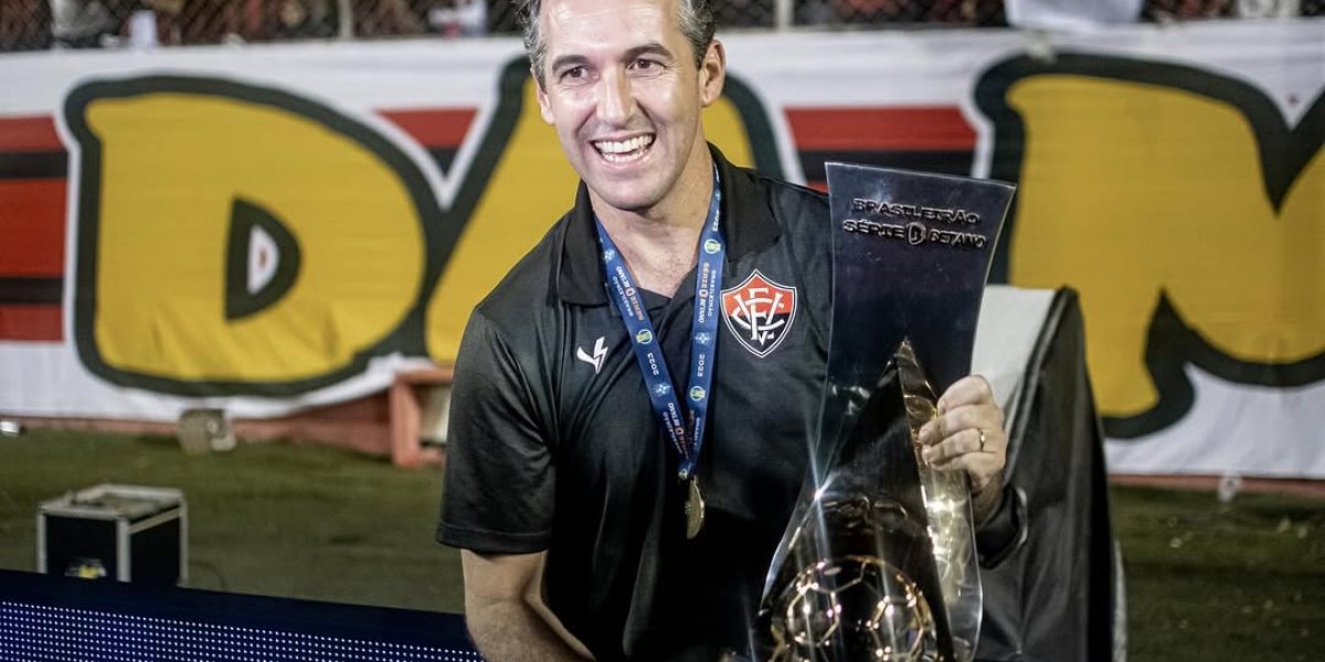 Léo Condé comenta sua volta ao Barradão pela primeira vez: "Momento especial de estar voltando"