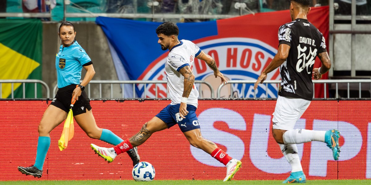Cauly conduz a bola na partida do Bahia contra o Botafogo no primeiro turno