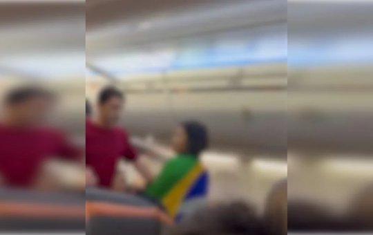 Mulher causa confusão em avião ao dizer que não voaria com petistas e acaba retirada