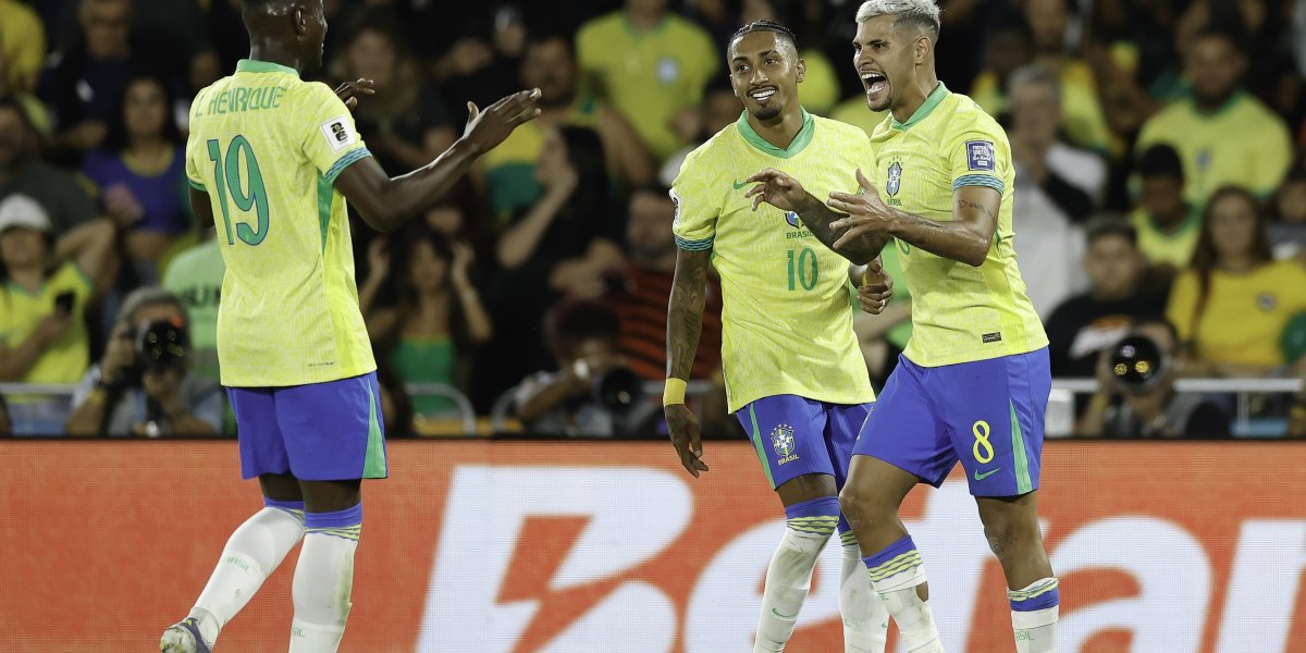 Luiz Henrique, Raphinha e Bruno Guimarães comemorando gol em partida contra o Chile