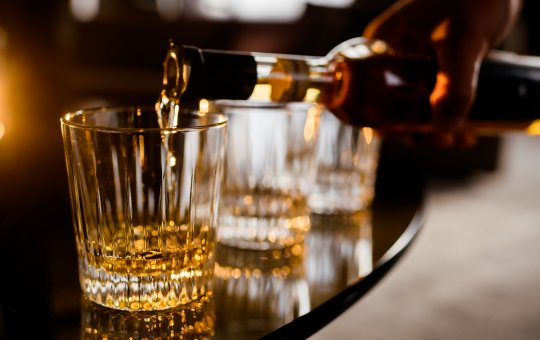 Entenda por que o metanol é tão perigoso; toxicologista explica quais bebidas podem sofrer adulteração
