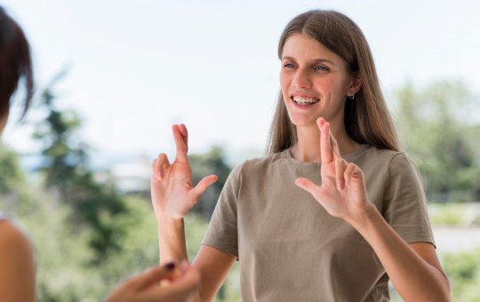 De que forma a língua de sinais é essencial para aproximar a sociedade?