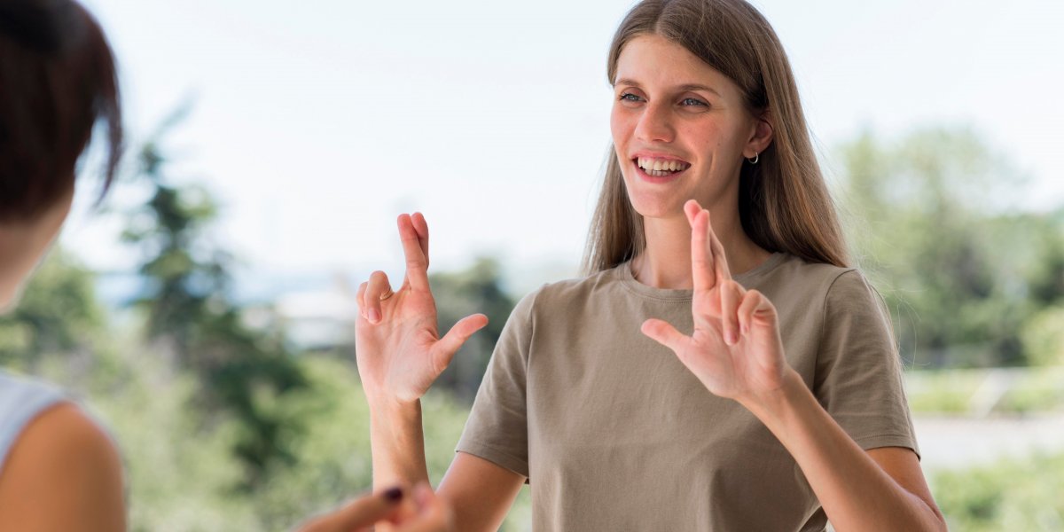 Imagem ilustrativa de uma conversa por meio da linguagem de sinais