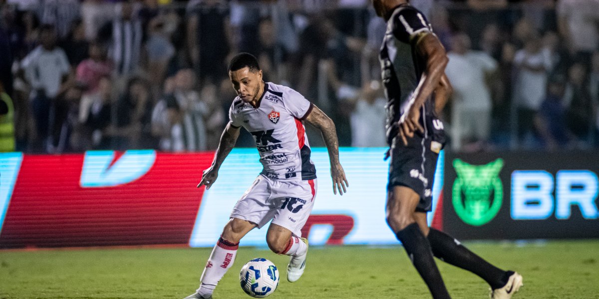 Matheuzinho encara um defensor do Ceará na partida entre as equipes no primeiro turno 