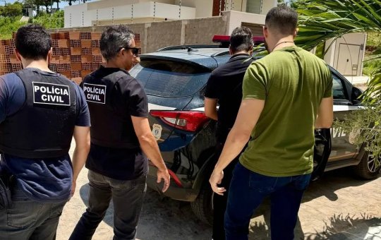 Professor é preso por suspeita de assediar alunas para garantir notas altas