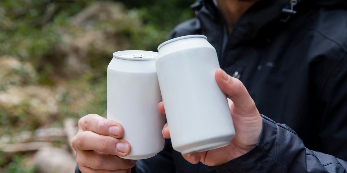 Imagem ilustrativa de duas pessoas bebendo em latas de alumínio