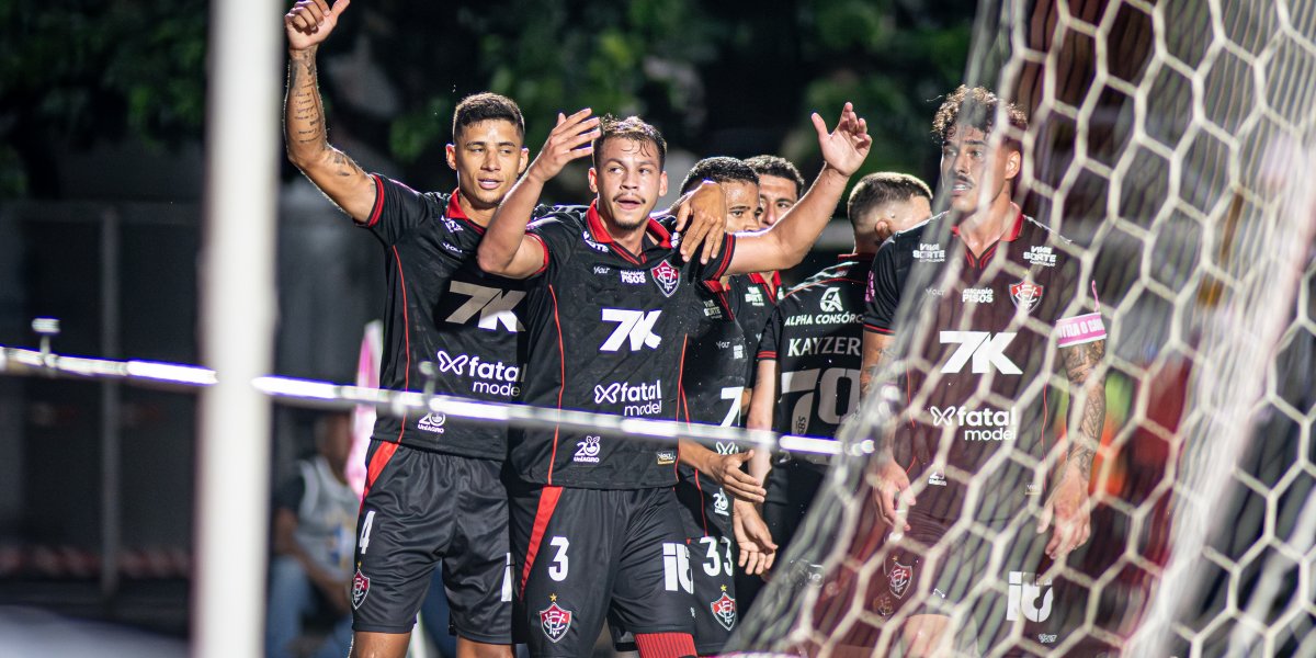 Jogadores do Vitória comemoram gol de Zé Marcos