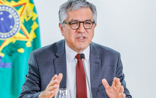 Ministro da Saúde pede cautela e recomenda evitar destilados após casos de metanol