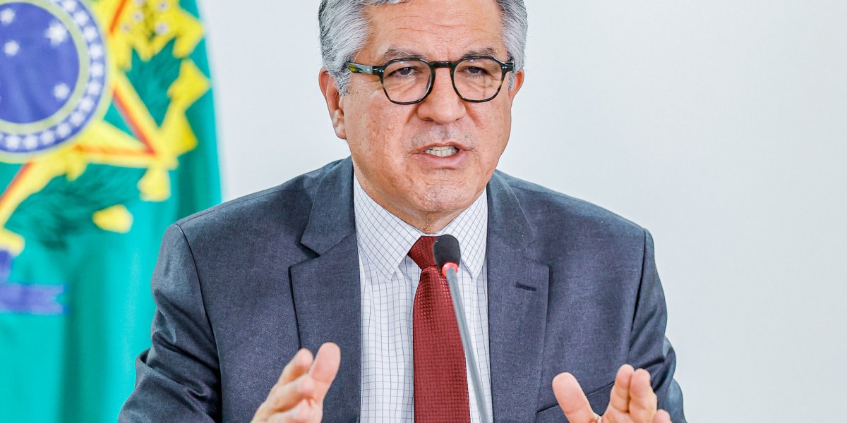 Ministro da Saúde pede cautela e recomenda evitar destilados após casos de metanol