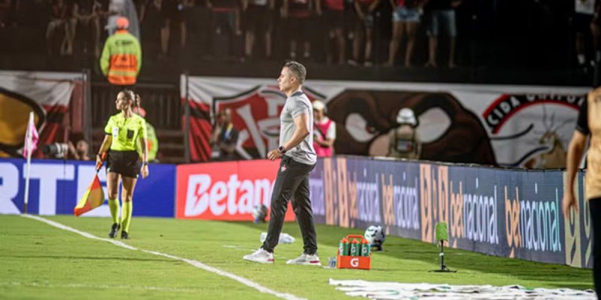 Jair Ventura durante partida contra o Ceará