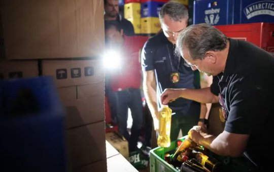 Mais de mil garrafas foram apreendidas após casos de intoxicação por metanol