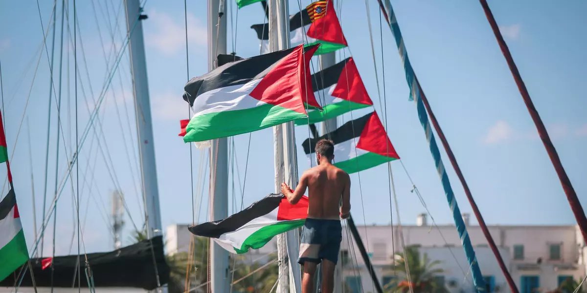 Ativista em um dos barcos da Global Sumud Flotilla