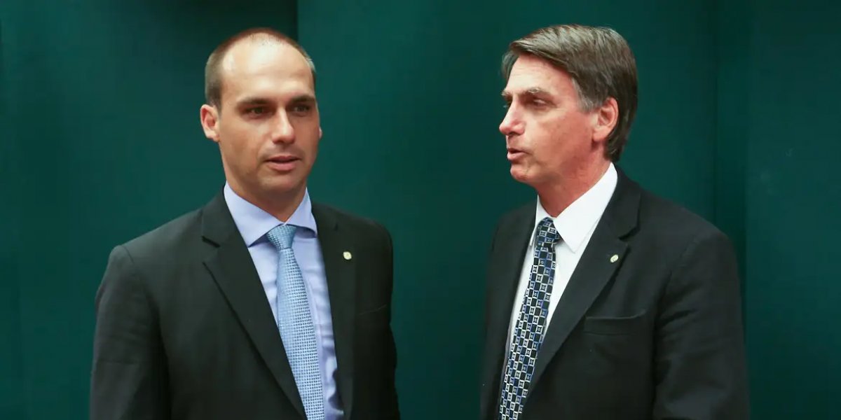 Eduardo Bolsonaro aparece atrás do seu pai, o ex-presidente Jair Bolsonaro