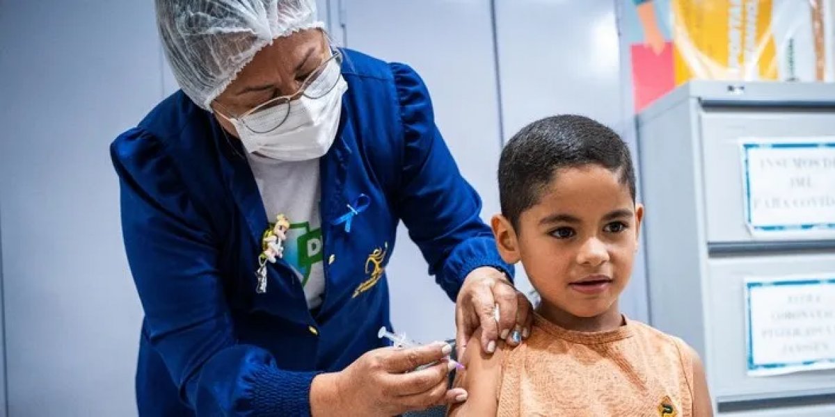 Enfermeira aplicando vacina