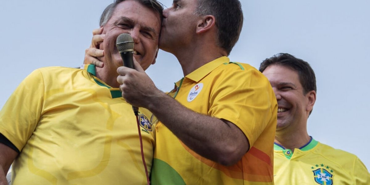 Flávio Bolsonaro chama de “pegadinha” liberação para entrevistas do pai: “Recomendação é não falar”