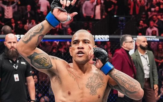 Em menos de dois minutos, Alex Poatan derrota russo e é novamente campeão do UFC