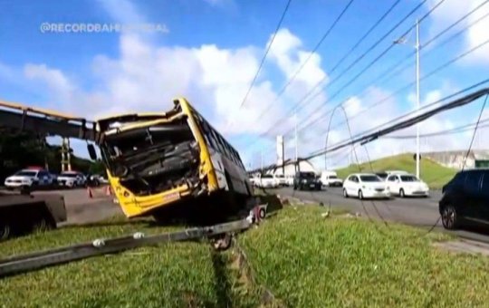 Ônibus fica destruído após bater em poste na Avenida Paralela em Salvador