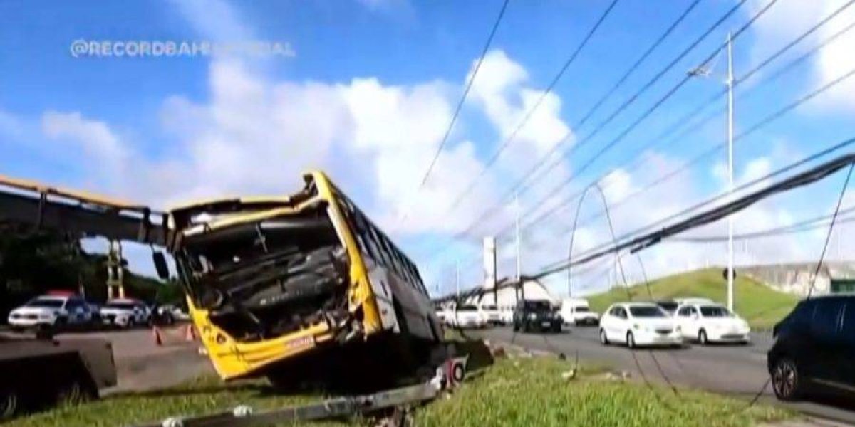 Ônibus fica destruído após bater em poste na Avenida Paralela em Salvador