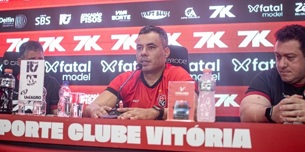 Jair Ventura critica arbitragem após derrota do Vitória para o Vasco: "Árbitro teve participação"