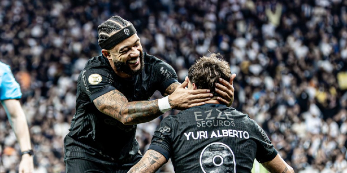 O holandês Memphis Depay comemora ao lado de Yuri Alberto