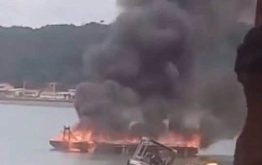 Embarcação pega fogo e deixa homem ferido em Madre de Deus