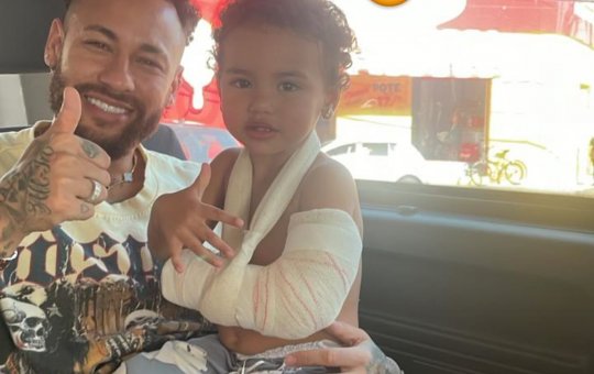 Neymar se fantasia de fada para cuidar da filha com braço fraturado