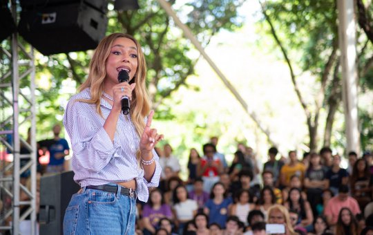 Erika Hilton solicita que Eduardo Bolsonaro seja declarado inelegível