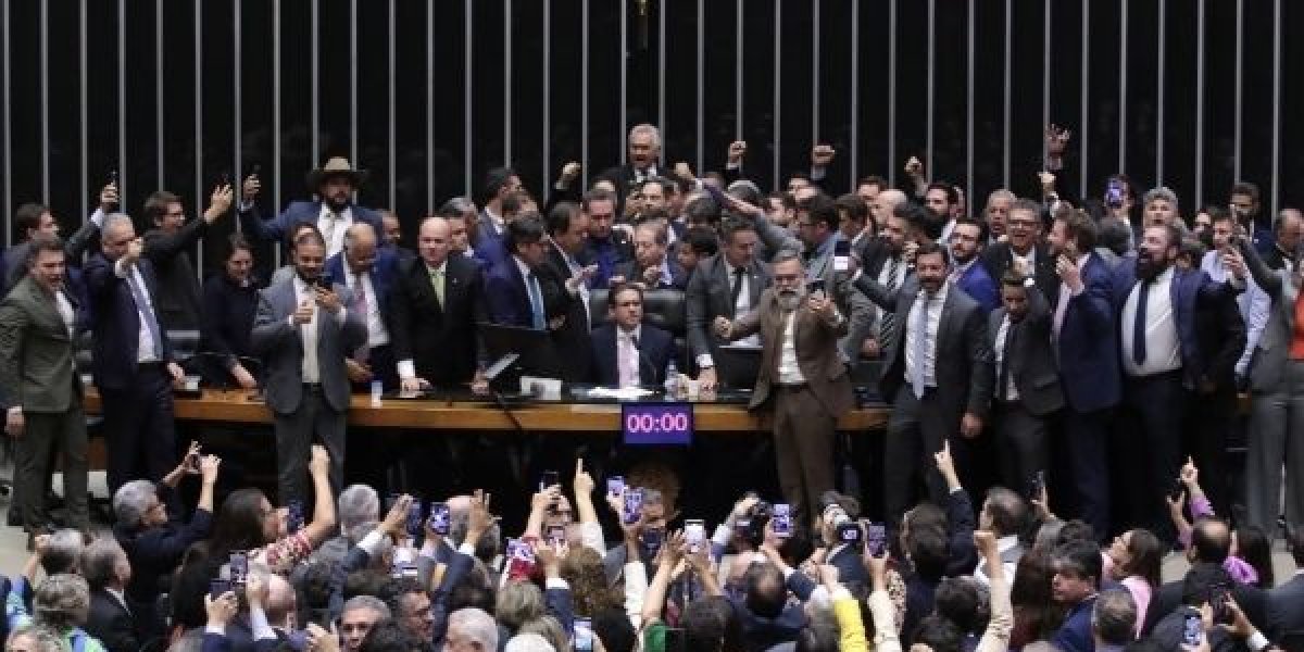 Conselho de Ética Parlamentar analisa ação contra deputados por motim na Câmara