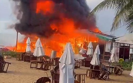 Barraca de praia é consumida por incêndio em Porto Seguro