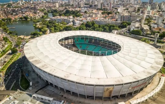 Após diversas críticas, Fonte Nova substitui antigo gramado; veja