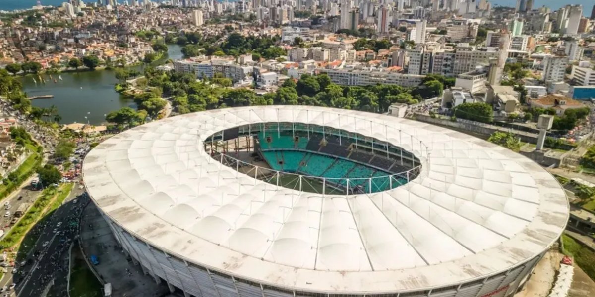 Após diversas críticas, Fonte Nova substitui antigo gramado; veja