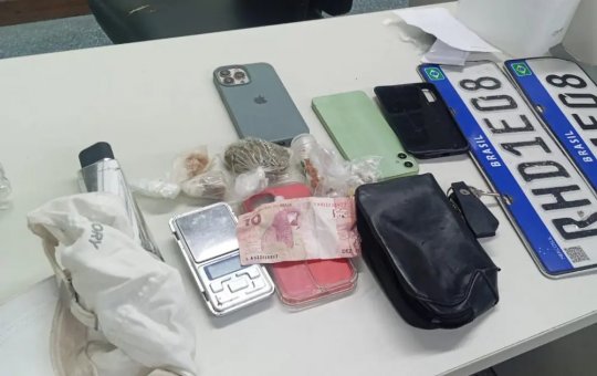 PM apreende veículo modificado e prende homens suspeitos de tráfico no bairro do Uruguai