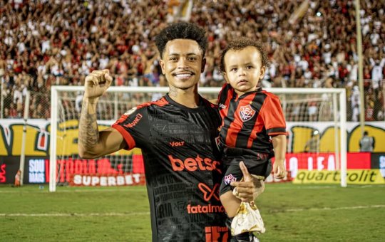 Filho de Camisa 10 do Vitória viraliza com 'cabelo maluco' e torcedores brincam: 'Entendemos a mensagem'