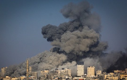 No aniversário de dois anos do confronto, Gaza volta a ser bombardeada