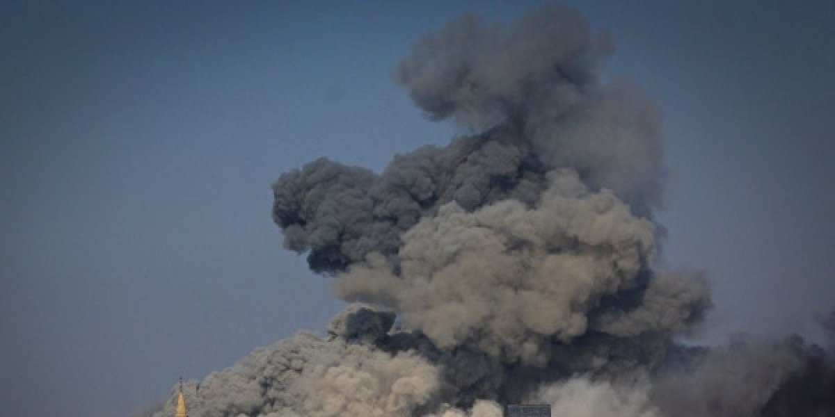 No aniversário de dois anos do confronto, Gaza volta a ser bombardeada