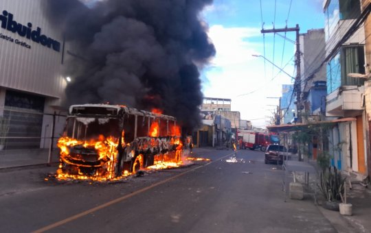 Ônibus pega fogo após pane elétrica no bairro do Uruguai, em Salvador