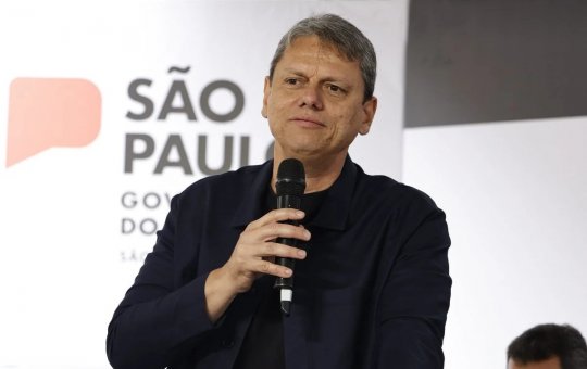 Tarcísio de Freitas admite erro após comentário sobre metanol e Coca-Cola: "Peço perdão"