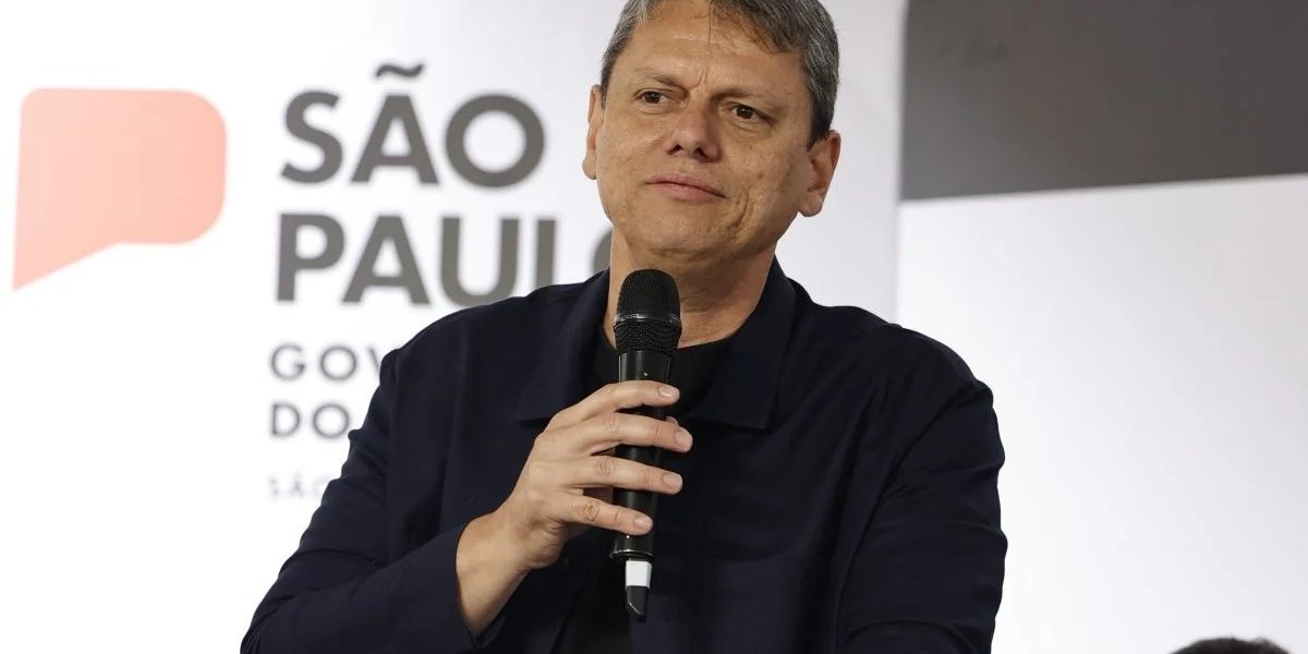 Tarcísio de Freitas admite erro após comentário sobre metanol e Coca-Cola: "Peço perdão"