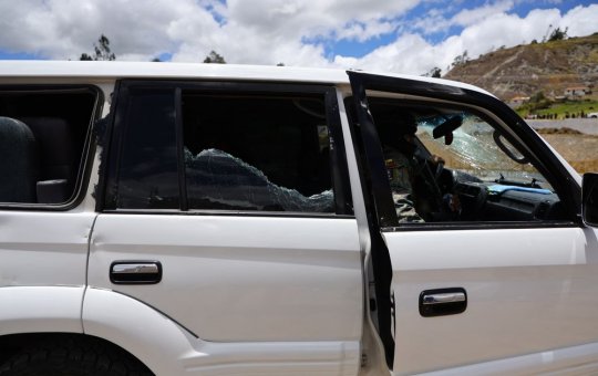 Carro do presidente do Equador é atacado a tiros e pedradas a caminho de evento