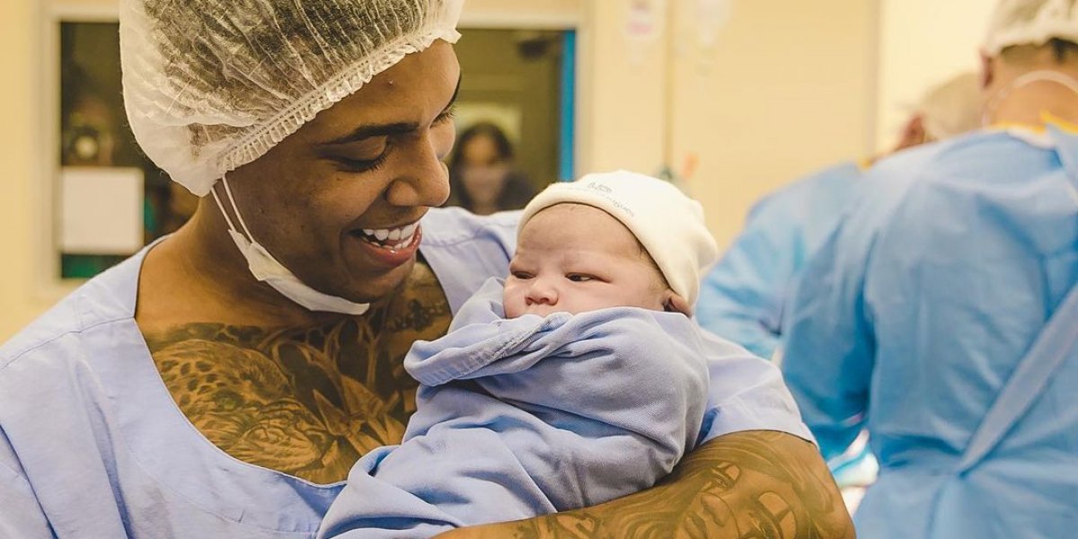 Abner Pinheiro e Ju Brasil mostram o rosto do filho e falam sobre o parto