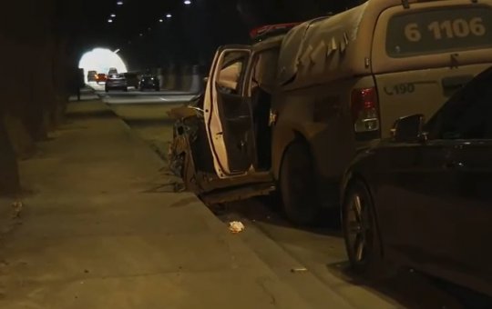 Viatura da PM capota durante perseguição em Salvador; policial fica preso nas ferragens