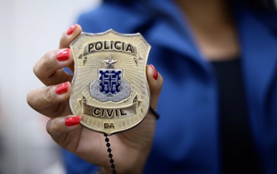 Filho é preso por bater na mãe com cadeira após ela negar fazer café
